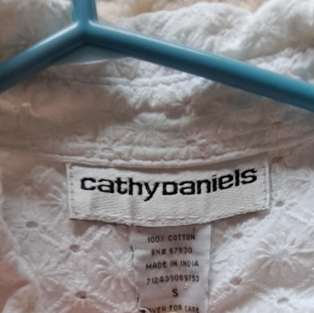 White Eyelet Button-Front Collared Shirt - Picture 2 of 6